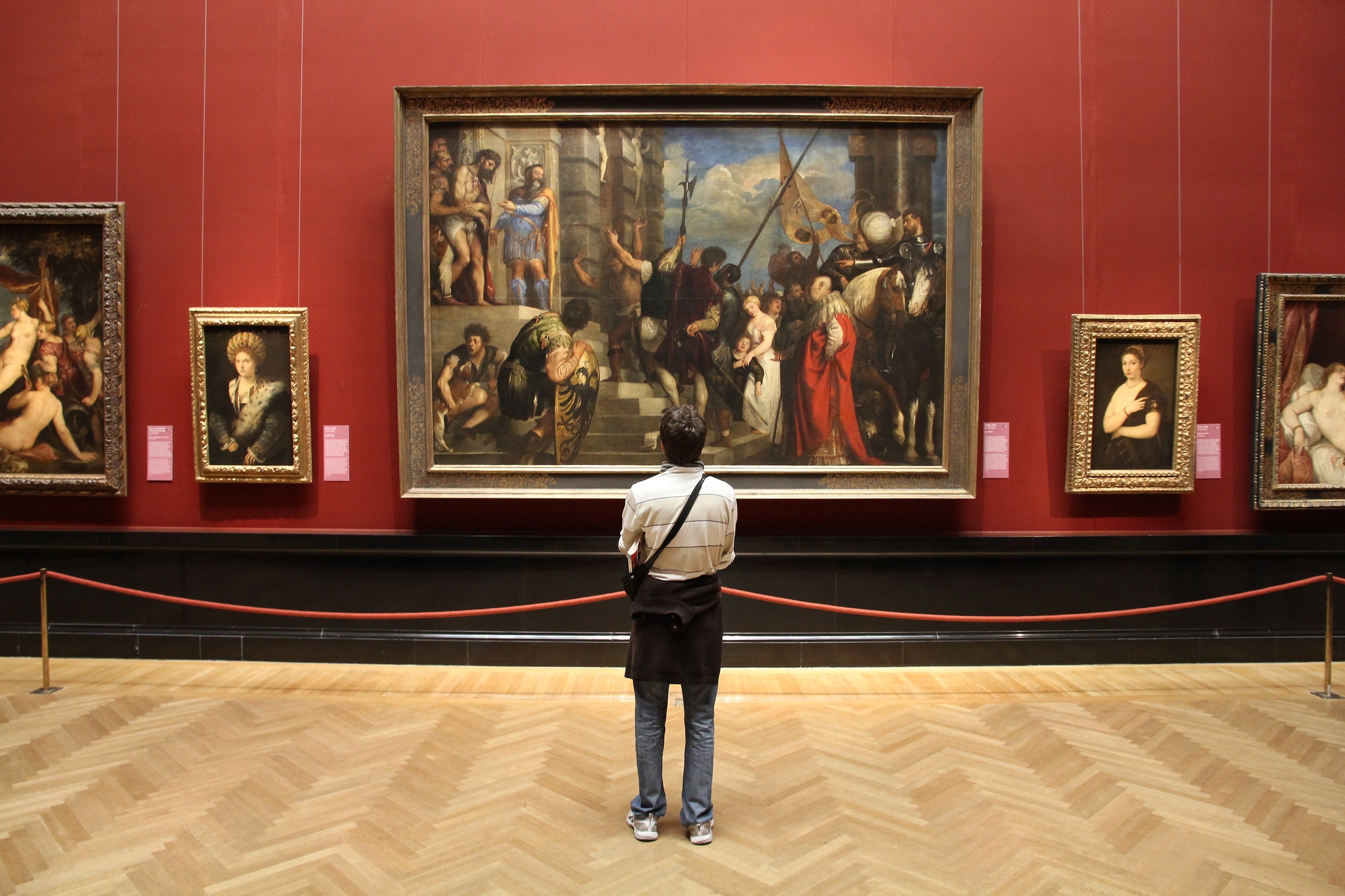 Человек рассматривает картину. Эрмитаж Тициан зал. Картинная галерея. Музей картинная галерея. Картина в музее.